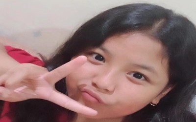 Si Bobi yang Keasikan Main HP